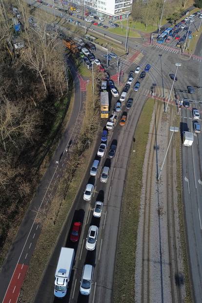 Zagreb: Pogled iz zraka na prometne gužve na prilaznim cestama Jadranskom mostu
