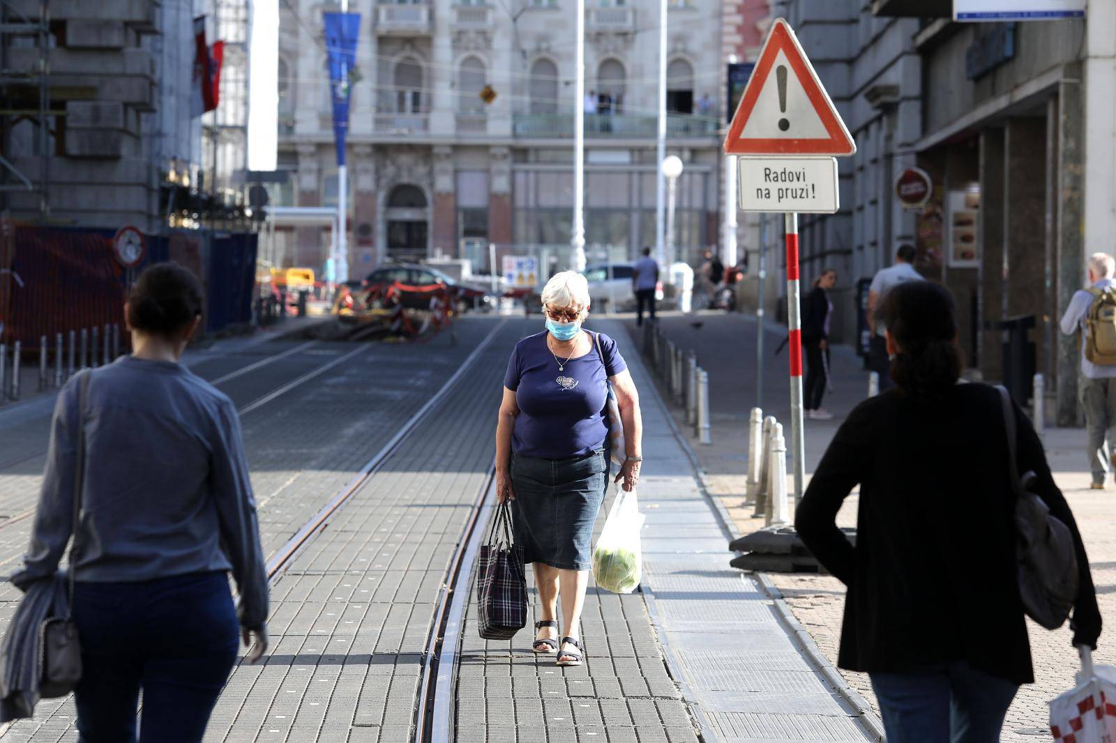 Zagreb: Građani sa zaštitnim maskama na ulicama grada