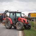 Svinjogojci s 40 traktora blokirali cestu Đakovo - Našice, pristižu i novi poljoprivrednici