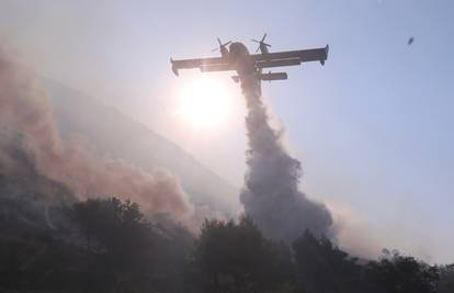 Požar kod Splita širi se prema naselju. Stiže još vatrogasaca, gase ga kanader i Air Tractor