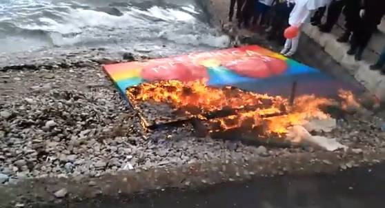 Na dječjem karnevalu spalili su slikovnicu o istospolnoj obitelji