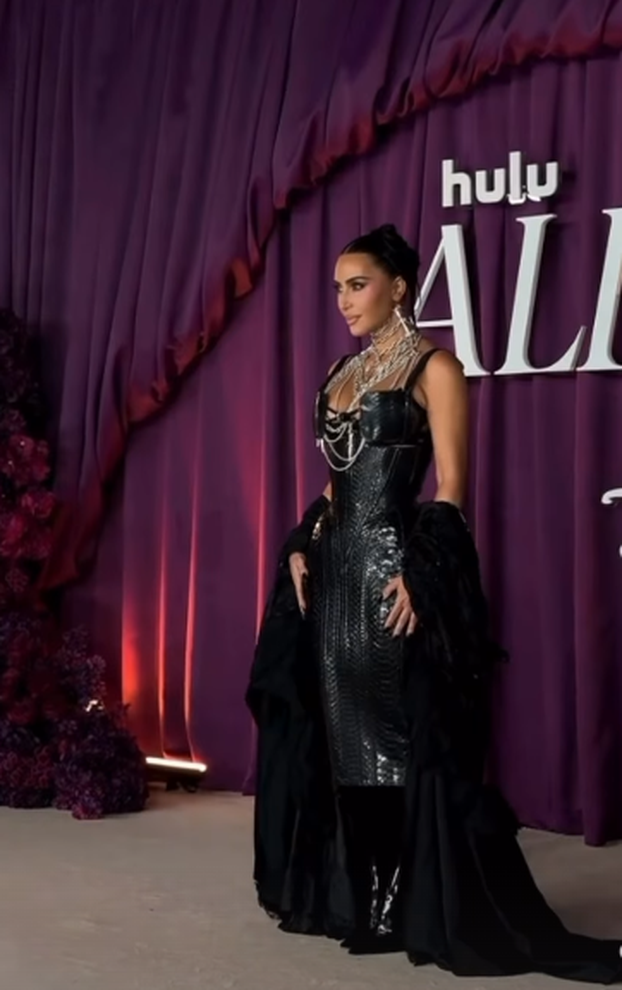 Kim Kardashian u prozirnoj haljini pokazala sve svoje adute