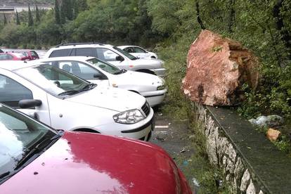 Odronila se golema stijena i stala na zidiću ispred auta