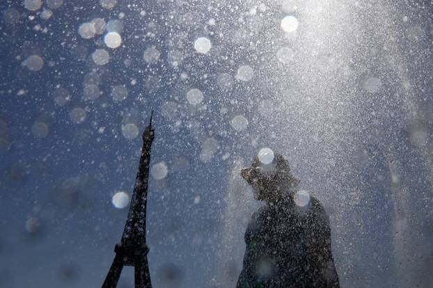 Early heatwave hits France
