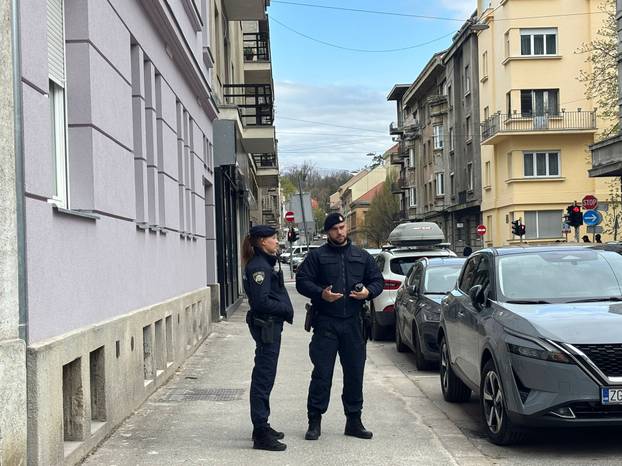 FOTO Otužan skup desničara: Keleminec pušta Thompsona, netko ih je gađao jajima