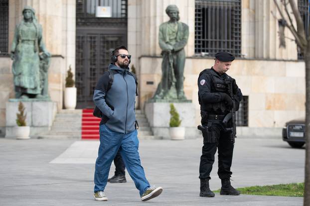 Ispred Palače Republike Srpske u Banjoj Luci policajci s dugim cijevima
