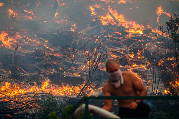 Žrnovnica: Vatra ušla u naselje