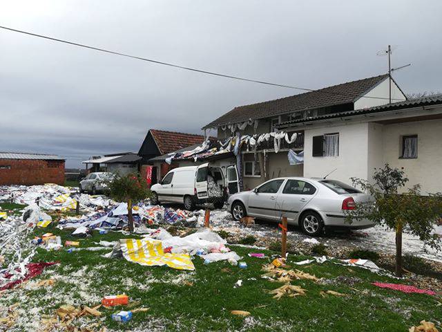 Dobrodošao Fran! Zatrpali su im kuću plastikom i krpama