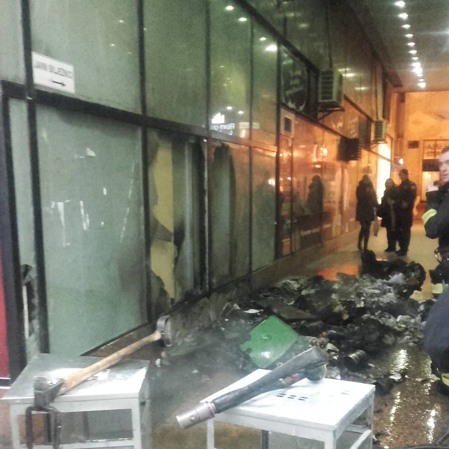 Požar na Trgu bana Jelačića: Gusti dim uznemirio građane