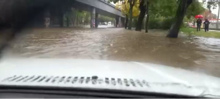 Golfom kroz bujicu: 'Gas, gas! E, gotovo sad, do haube došlo...'