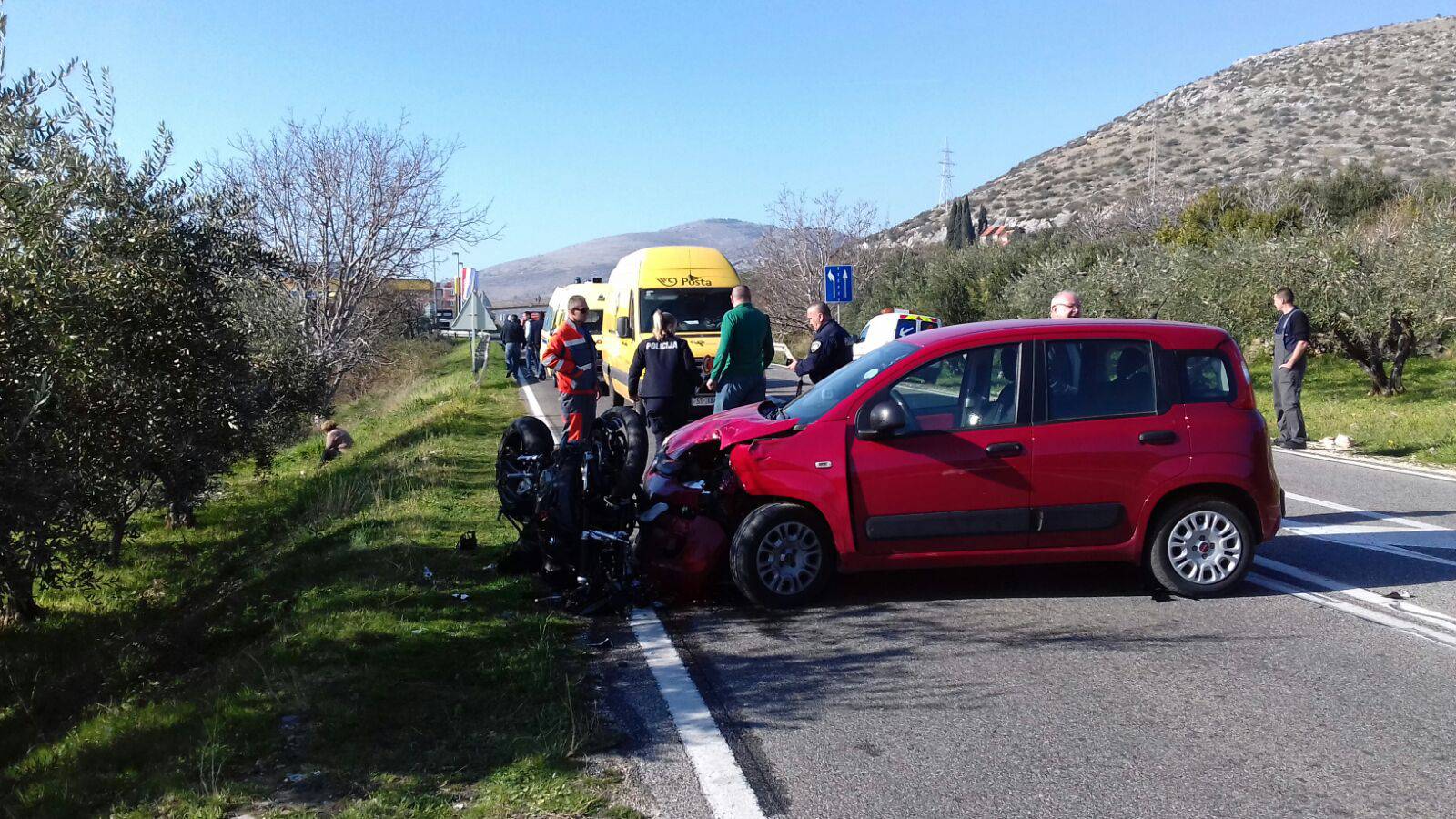 Sudarili su se auto i motocikl: Vozač motora (31) ozlijeđen