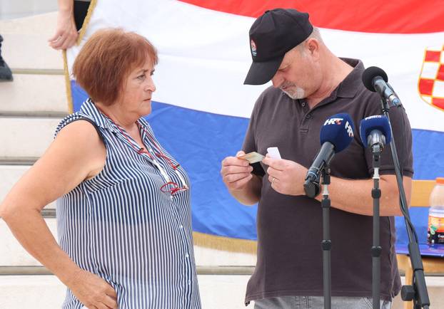 Šibenik:Odrzan je 'Prosvjedni skup protiv financiranja FALIŠ-a i svih ostalih protuhrvatskih dogaðanja'