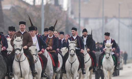 Pokladni obi&ccaron;aji na konjima: Pogledajte kako Pi&scaron;korevci &ccaron;uvaju slavonsku ba&scaron;tinu...