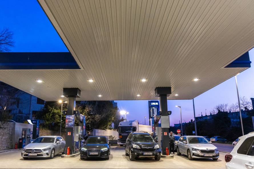 Pula: Automobili na benzinskim pumpama uoči sutrašnjeg poskupljenja benzina