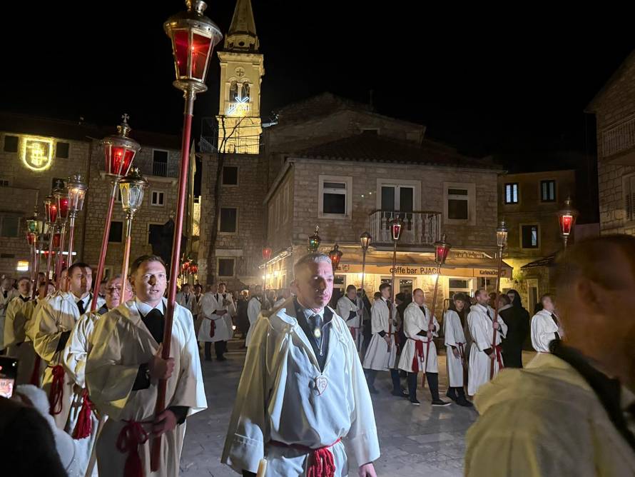 FOTO/VIDEO Procesija 'Za križen' na Hvaru: Po olujnoj buri nose križ od 15 kilograma