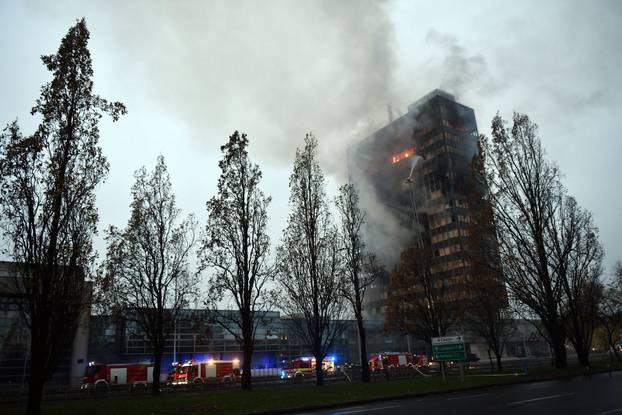Zagreb: Nastavlja se gašenje Vjesnikovog nebodera, teška noć iza vatrogasaca