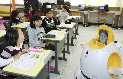 Male Korejce engleskom jeziku podučavaju roboti na kotačima