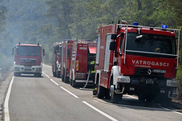FOTO Kanaderi cijeli dan u akciji: Pogledajte kako gase požare diljem Dalmacije