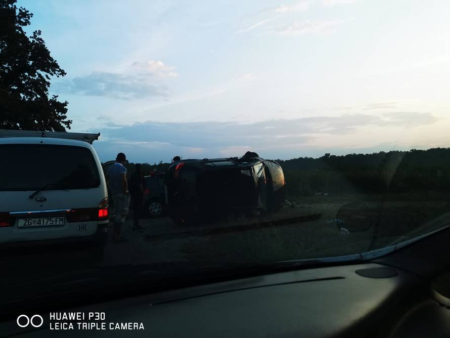 Nesreća kod Zagreba: Golf se preokrenuo na bok na cesti