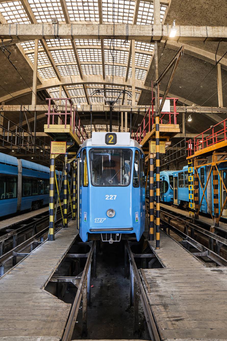 Zagreb: Tramvaj ZET-a koji vozi već pola stoljeća