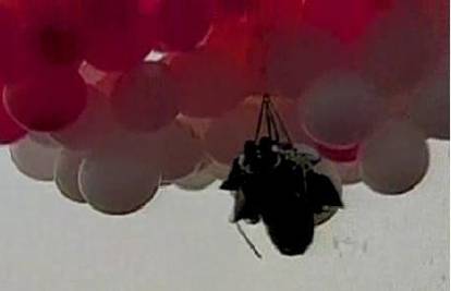Svećenik poletio u nebo s balonima i nestao u moru