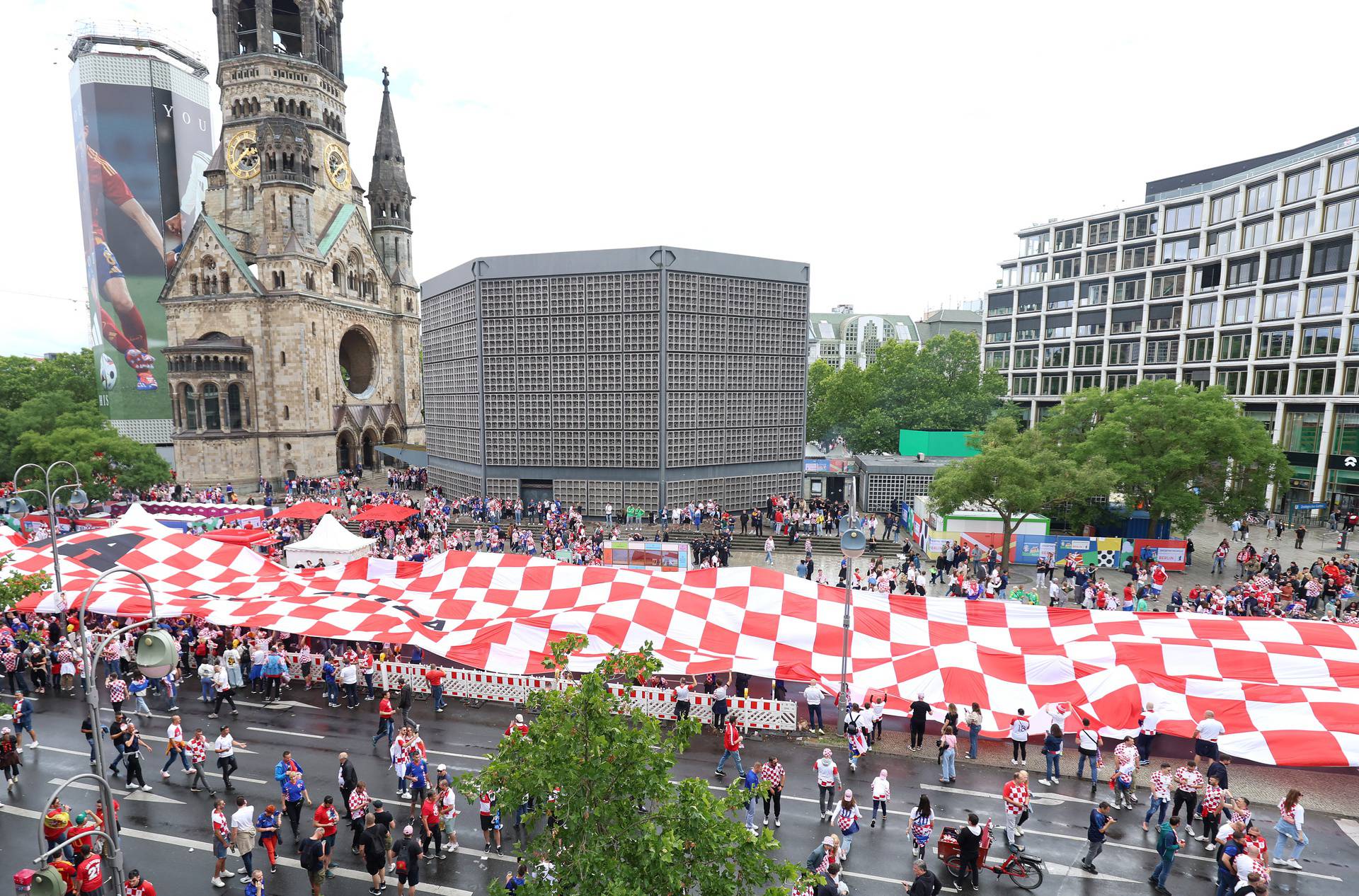 Berlin: Najveća hrvatska zastava prvi put razvijena u punom opsegu