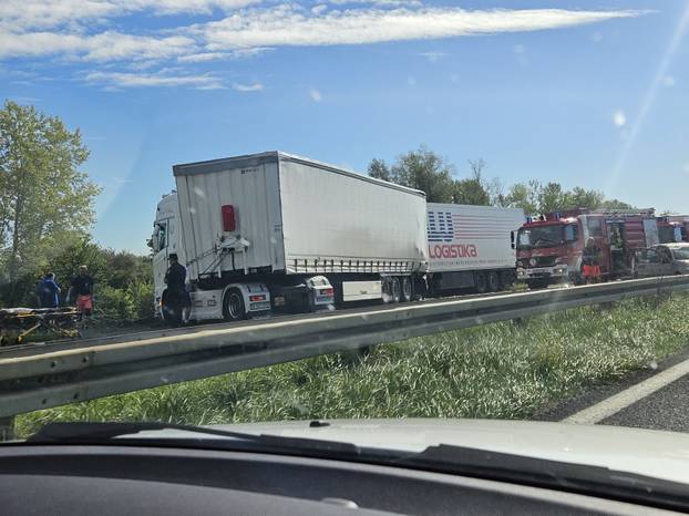 FOTO I VIDEO Galerija užasa kod Rugvice. Vatrogasci spašavali vozača, HAK: Kolona je 6 km