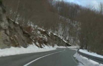 U Gorskom kotaru pao snijeg, na prometnicama zimski uvjeti