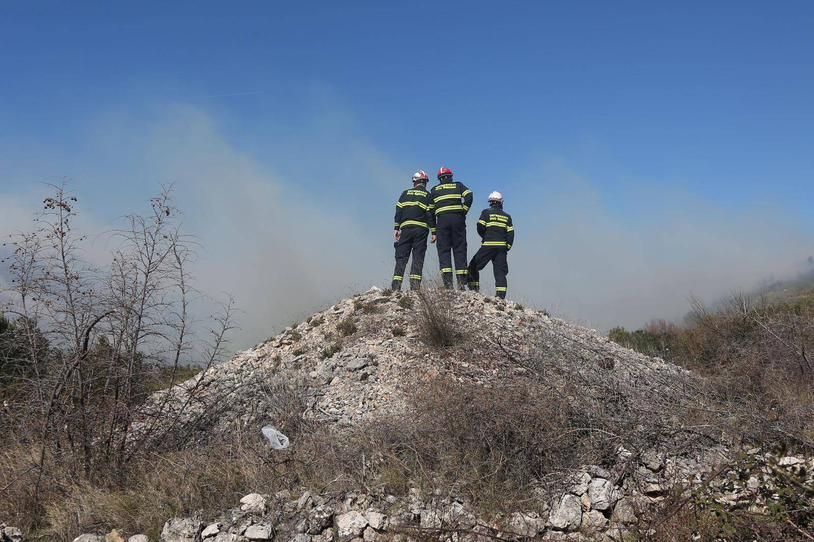 PoÅ¾ar noÅ¡en orkanskom burom spuÅ¡ta se prema prvim kuÄama