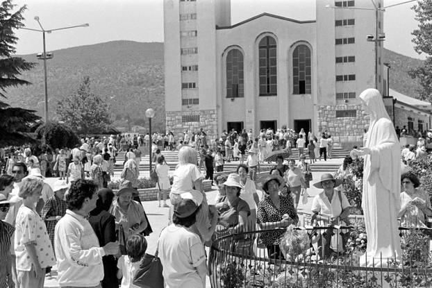 Brojni vjernici na obilježavanju 10. godišnjice ukazanja u Međurgorju, 25.6.1991.