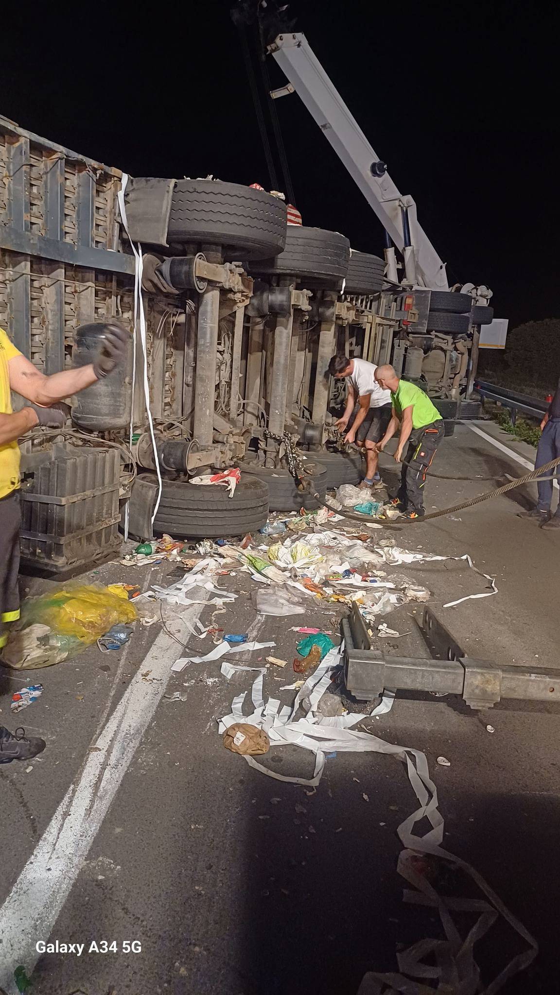 VIDEO Kamioni smrskani nakon sudara kod Klenovice, vozača helikopterom vozili u bolnicu