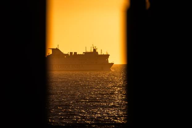 Vela Luka: Zalazak sunca promatran sa trajekta Oliver