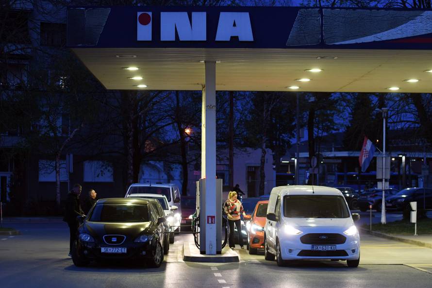Sisčani pohrlili na benzinske postaje uoči poskupljenja 