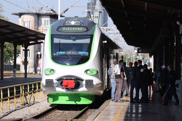 Zagreb:  Prvi elektrobaterijski vlak pušten u promet