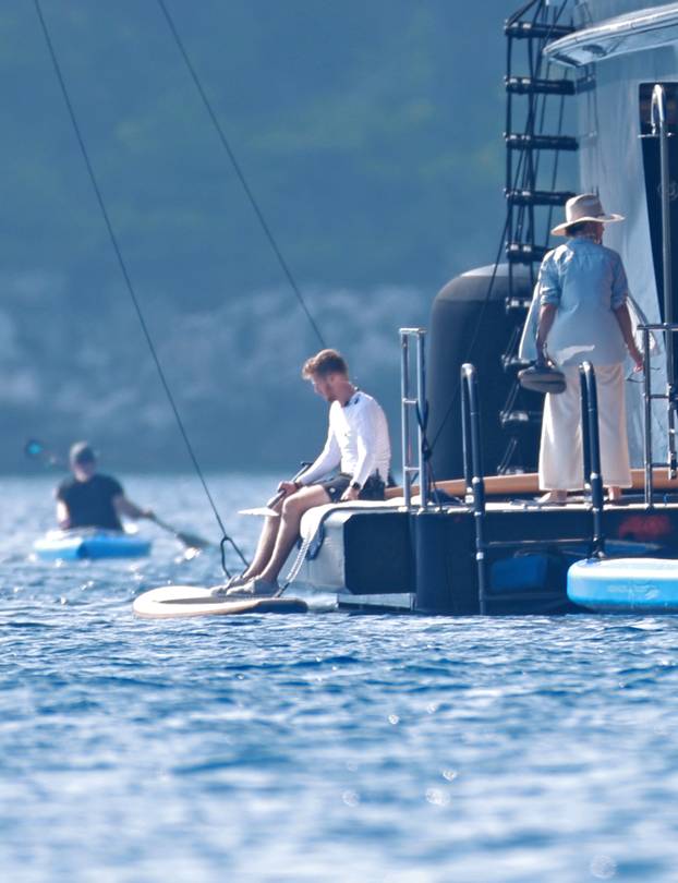 Lastovo: Poznati na jahti Jeffa Bezosa zabavljali se na palubi i u moru