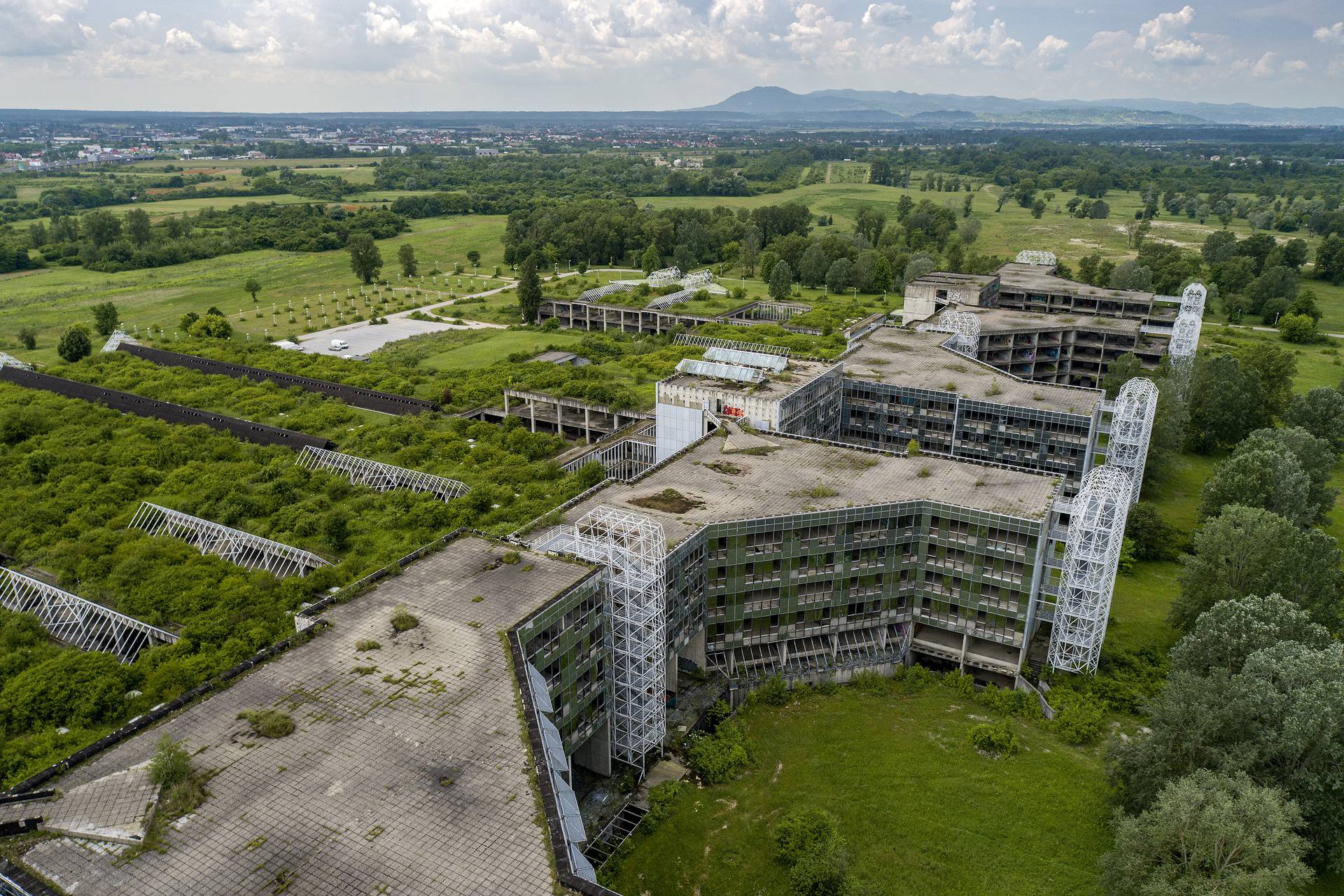 Pogled s visine na nedovršenu Sveučilišnu bolnicu