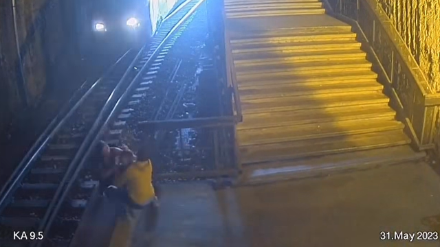 VIDEO Žena s djetetom u Srbiji hodala po tračnicama: Mladić ih u zadnji čas spasio od vlaka