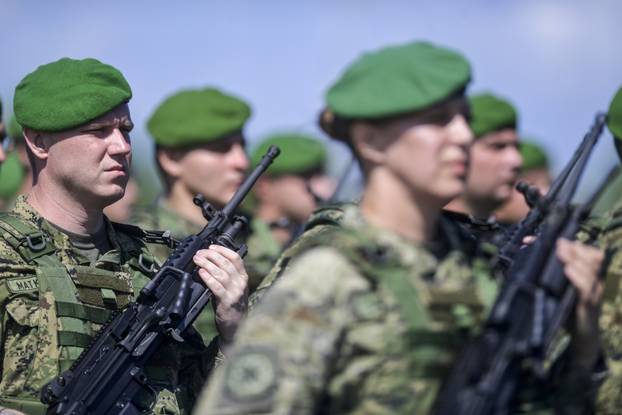 Velika Gorica: Uvježbavanje pješačkih postroja Hrvatske vojske za svečani vojni mimohod