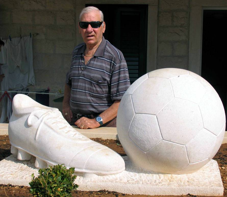 Pjevao je Kirku Douglasu i ekipi Hajduka, utemeljio nogomet u Postirama. Umro je barba Lovre