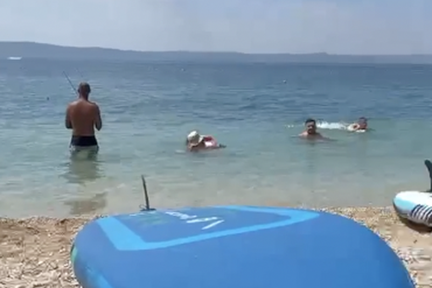 Lovi ribu među kupačima