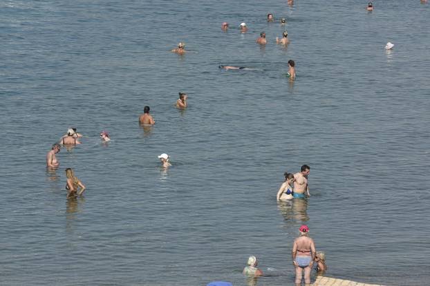 Vodice: Uživanje u lijepom vremenu na  plažama