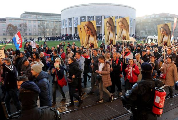 FOTOGALERIJA Ovo su snimke sa velikog prosvjeda protiv Covid mjera u središtu Zagreba...