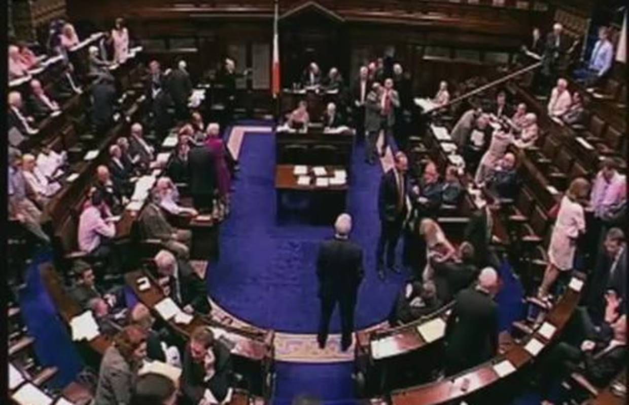 Seksistički ispad: Zastupnik u Irskoj kolegicu povukao u krilo