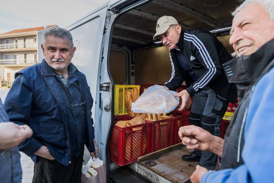 Katuni Kreševo: Reportaža o dostavi kruha u malenim zaselcima Dalmatinske zagore
