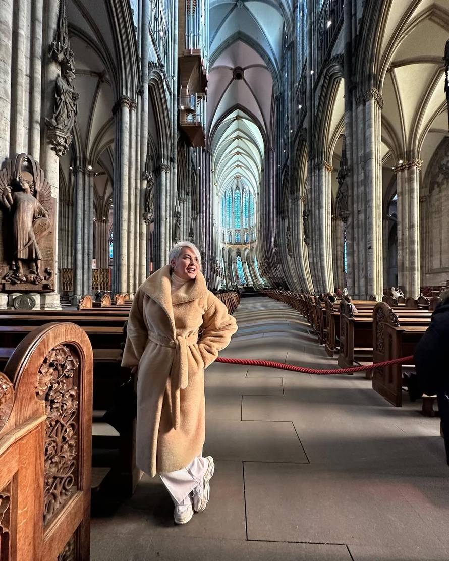 Ups, što se tu dogodilo?! Indira je zbunila fanove fotkom s puta