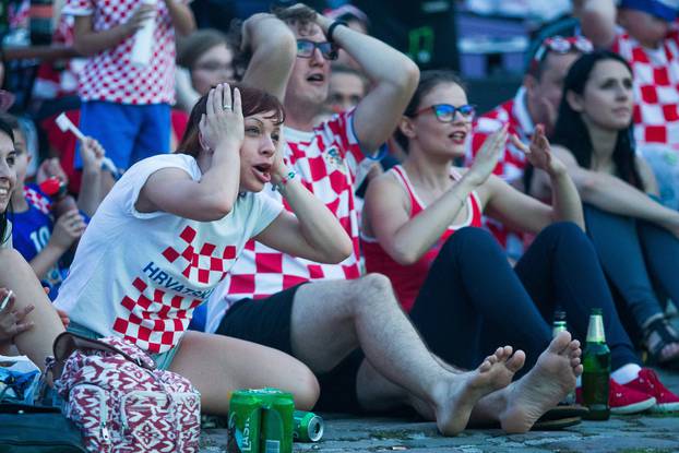 Osijek: NavijaÄi u TvrÄi prate utakmicu Argentina - Hrvatska