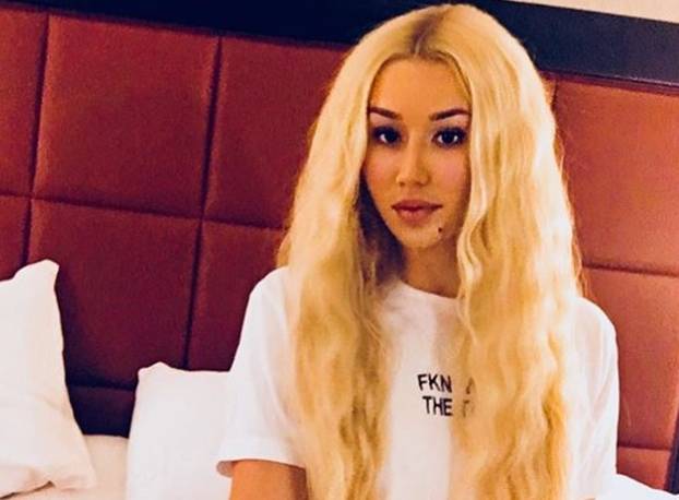 FOTO Koji pogled! Iggy Azalea je na odmoru pozirala u tangama pa pokazala bujnu stražnjicu