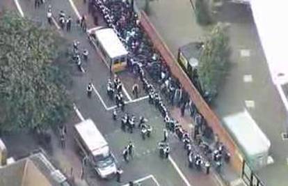 Britanska policija huligane okružila ispred stadiona