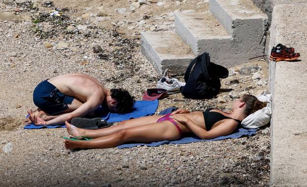 Zadar: Visoke temperature u Zadru, građani potražili osvježenje na plaži