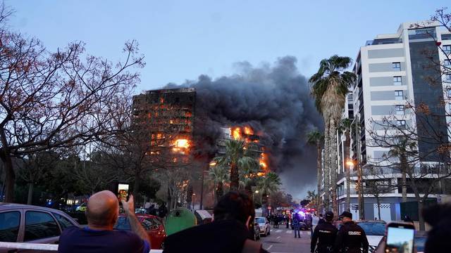 A large fire burns a 14-story building in the neighborhood of Campanar (Valencia).